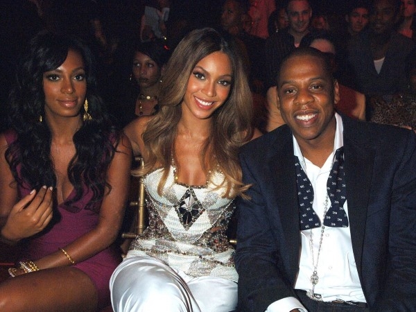 
	
	Gia đình của Beyonce có thể nói cũng là một trong những gia đình có truyền thống âm nhạc. Cô và em gái Solange đều đạt được những thành công vang dội trong sự nghiệp riêng. Đến khi cô cưới ngôi sao hip hop Jay-Z, cô cùng chồng mình đã cùng nhau "khuynh đảo" thị trường âm nhạc của cả thế giới.